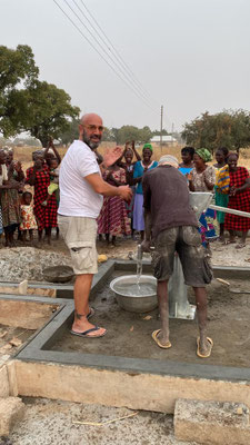 BOLGATANGA, Ghana Comunità Anateem Widows – Pozzo d'acqua con pompa manuale.