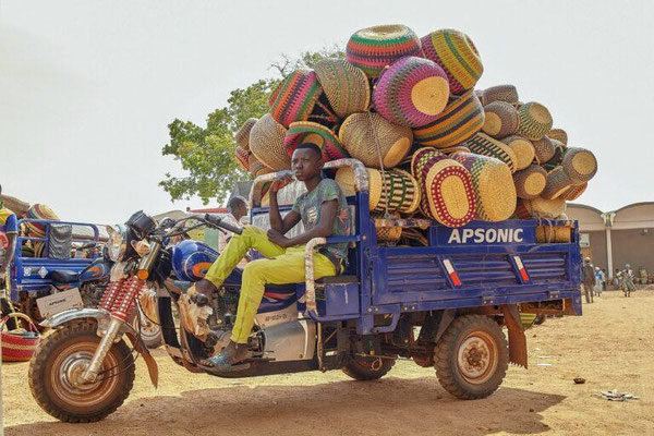 Bolgatanga è la capitale dei cesti. I suoi manufatti artigianali, esportati in tutto il mondo, sorreggono l’economia di migliaia di famiglie in una regione arida e pochissimo industrializzata.