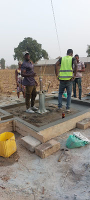 BOLGATANGA, Ghana Comunità Anateem Widows – Pozzo d'acqua con pompa manuale.