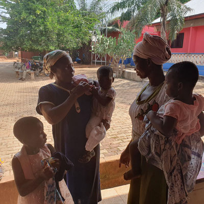 NKORANZA (Ghana) : distribuzione abiti ai bambini del villaggio 
