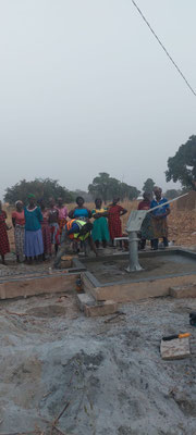 BOLGATANGA, Ghana Comunità Anateem Widows – Pozzo d'acqua con pompa manuale.