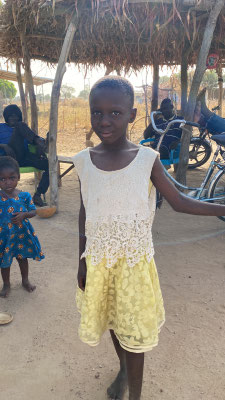 BOLGATANGA ,Ghana : distribuzione abiti ai bambini del villaggio 