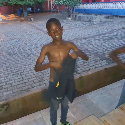 NKORANZA (Ghana) : distribuzione abiti ai bambini del villaggio 