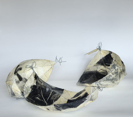 Hautgedächtnis 2024, Objekte aus Draht, Papier, Druck, Höhe. zw. 20 – 25 cm, Breite zw. 30 – 45 cm, Länge zw. 50 – 60 cm