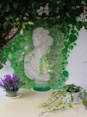 Graumalerei auf Betonwand im Garten