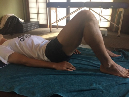 サッカーj-1二回得点王になった選手が、徳島のイタガキ呼吸法を学ぶ写真。