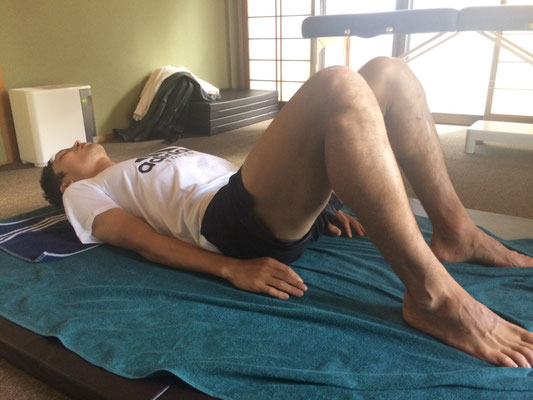 サッカーJ-1得点王が徳島のイタガキ呼吸法を実践している写真けいえいしゃ。