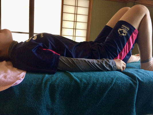 女子サッカー日本代選手が徳島のイタガキ呼吸法を学んでいる写真。