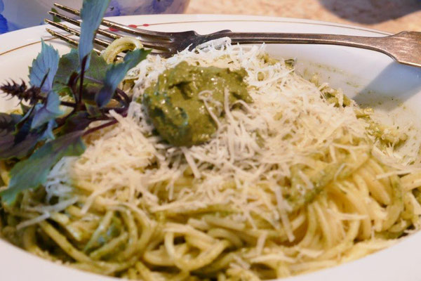 Spagetti mit Wildkräuterspinatpesto