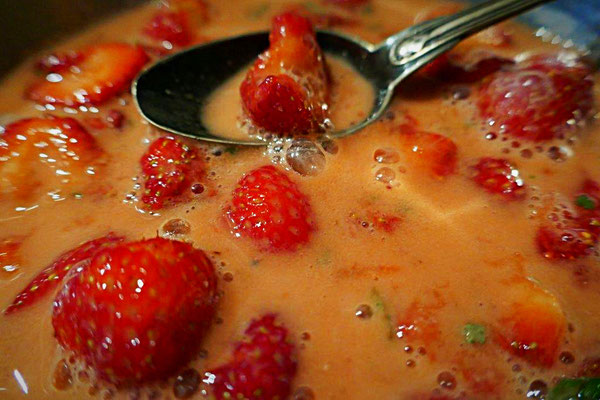 Erdbeeren mit Erdbeerminze, Mandelmilch und Kokosblütenzucker