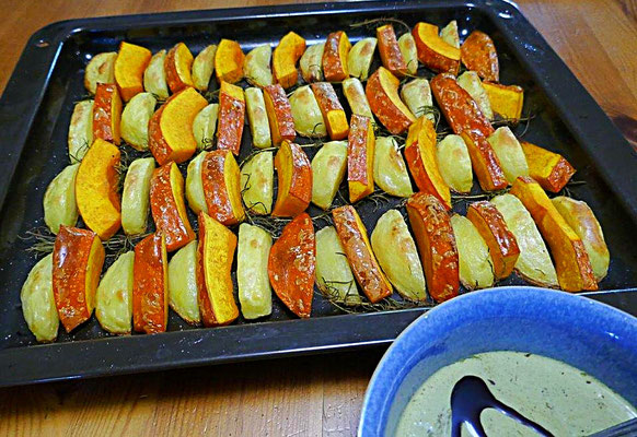 Gebackene Kartoffel- und Kürbisspalten mit Salbei und Rosmarin angerichtet mit veganem Sesam-Kürbiskernöl-Dipp