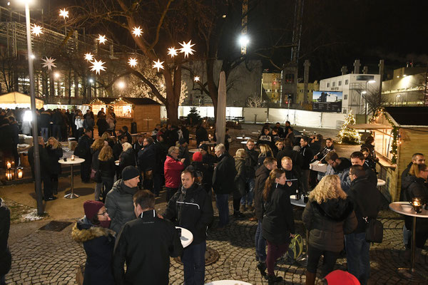 welcome-net Stuttgart, Eventagentur, Gäste auf Weihnachtsmarkt im Mercedes Event Center Sindelfingen