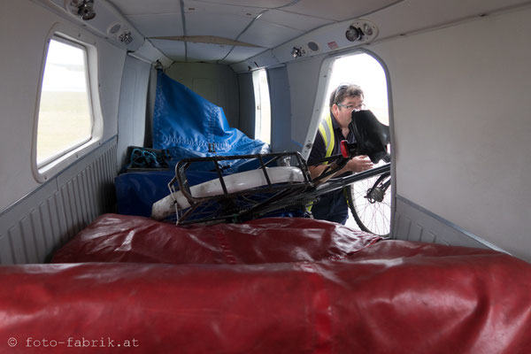 Scenic Flight Arann Islands & Cliffs of Moher. "The postman's bike" wird zur Reparatur an Land transportiert ;)
