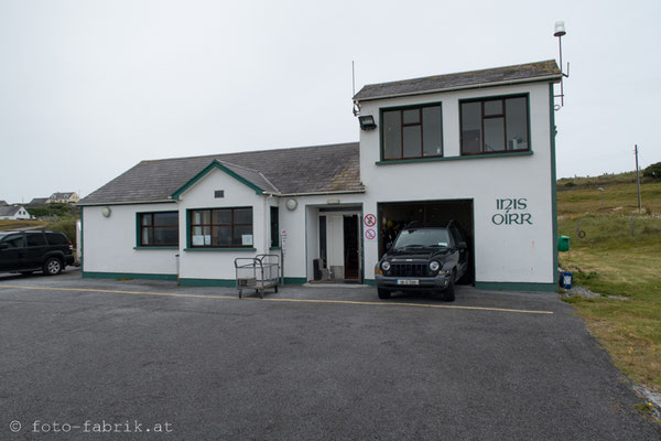 Scenic Flight Arann Islands & Cliffs of Moher. Flugplatz auf einer der Arann Islands.