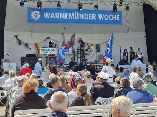 Zum Schluss nahmen alle Schilder- und Fahnenträger vor der Bühne Aufstellung
