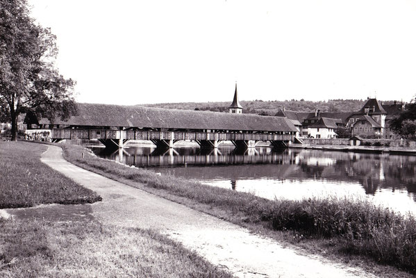 Die neuen Joche der Holzbrücke nach dem Bau des Kraftwerkes Neubannwil mit gestauter Aare