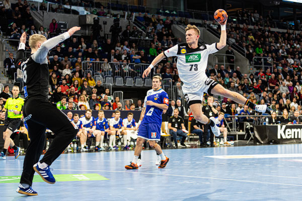 Handball Nationalspieler Timo Kastening beim Länderspiel gegen Island 