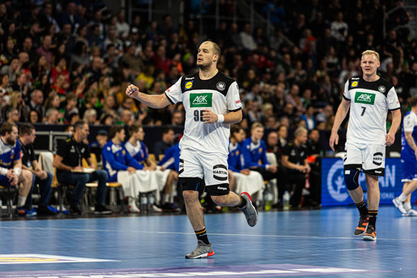 Handball Nationalspieler Paul Drux beim Länderspiel gegen Island