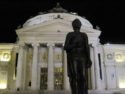Eminescu-Statue vor dem Athenäum in Bukarest