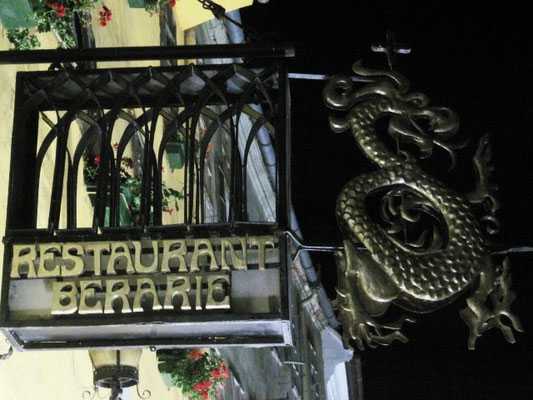 Heute ein Restaurant mit dem Symbol des Drachenordens