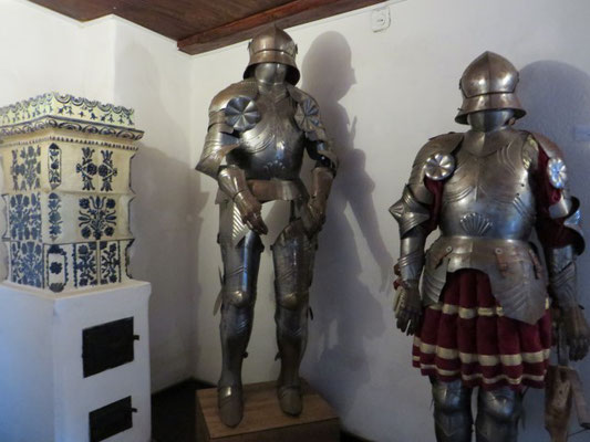 Ritterrüstungen dürfen auf einer Ritterburg nicht fehlen