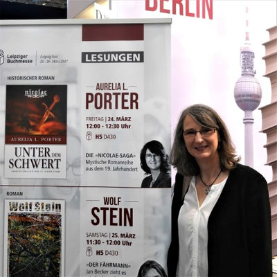 Vor dem Veranstaltunsplakat 