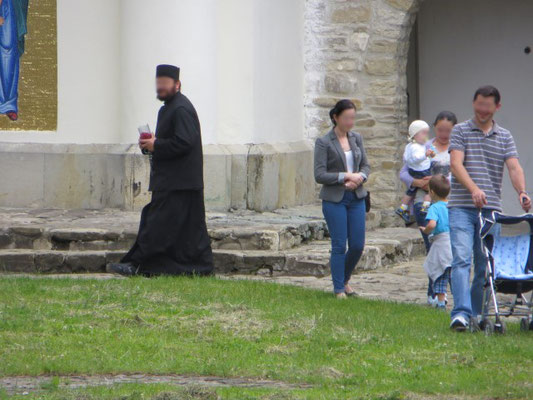 Eine junge Familie glücklich nach der Segnung