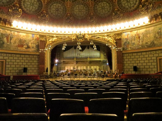 Konzertsaal mit Teil des umlaufenden Frieses