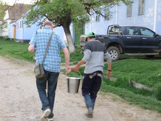 Die Abendmilch wird nach Hause getragen