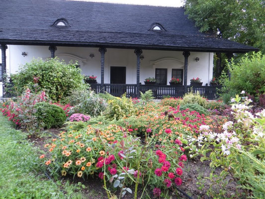 Üppige Blumenbeete im Eingangsbereich