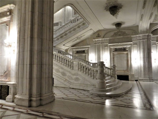 Eines der vielen marmornen Treppenhäuser