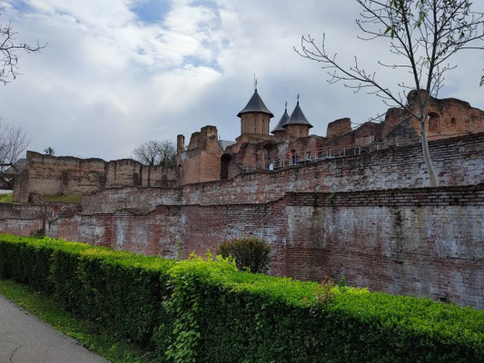 Weitläufige Fürstenresidenz vom Park aus gesehen