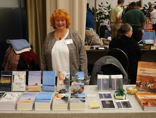Karin Müller mit ihrem Büchertisch