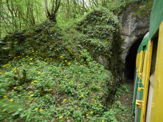 Einfahrt in einen Tunnel