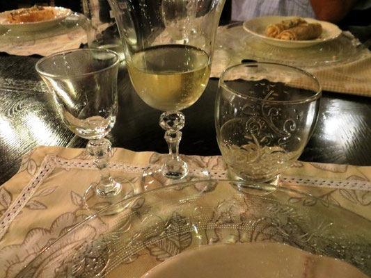 Zum Abendessen edel gedeckter Tisch 