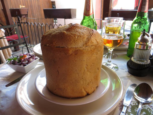 Bohnensuppe im Brot
