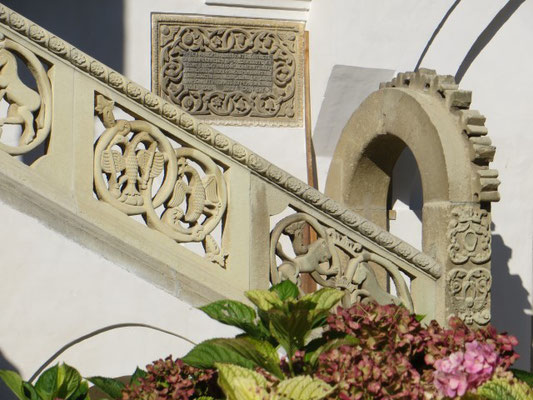 Steinmetzarbeiten an einer Balustrade