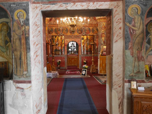 Blick auf die Ikonostase mit Grabplatte Vlad Tepes