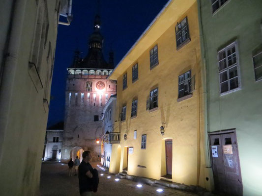 Dracula-Haus und Stundturm bei Nacht