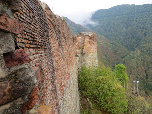 Die wuchtigen Mauerreste