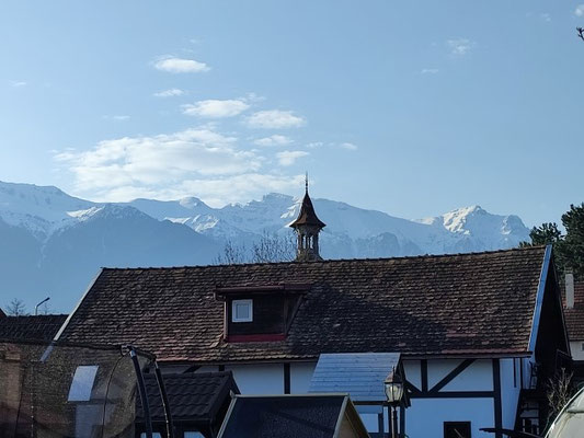 Blick auf die verschneiten Gipfel des Königsteins/Piatra Craiului 