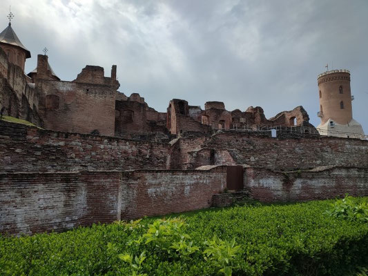 Die Ruinen der Alten Fürstenresidenz mit Chindia-Turm