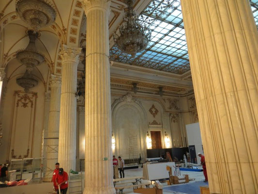 Eine der Hallen wird für ein Event vorbereitet