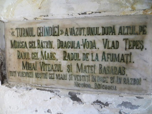 Tafel am Chindia-Turm mit Namen der Fürsten aus dem Hause Basarab