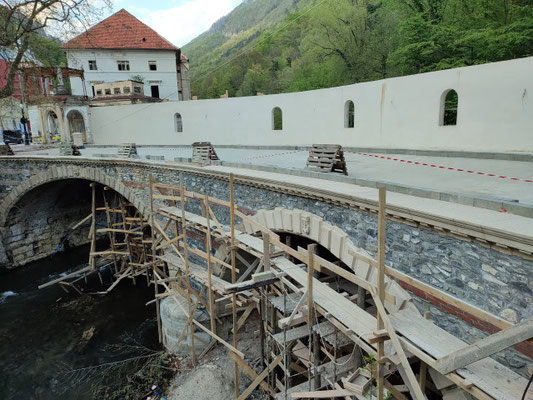 Brücke über den Fluss Cerna wird restauriert