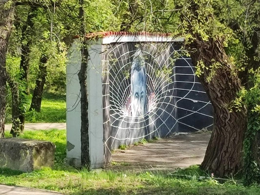 Bildhauer Constanin Brancusi auf einem Mauerrest