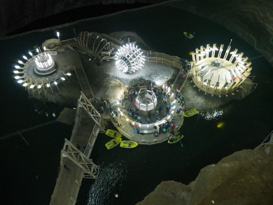 Lichtinstallationen auf der Salzsee-Insel