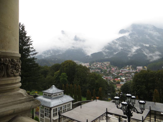Blick vom Altan auf das von Wolken umhüllte Bucegi-Gebirge