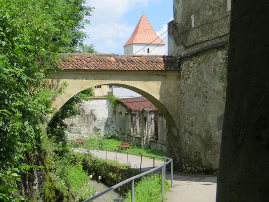 Idyllischer Weg entlang der Wehrmauern