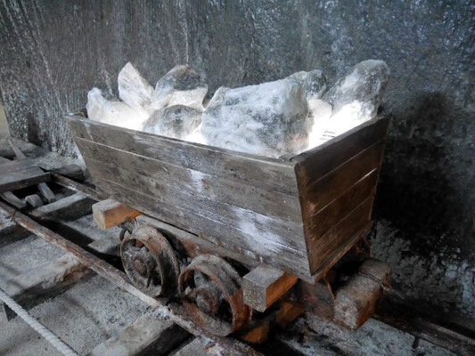 Eine Lore mit Salzbrocken